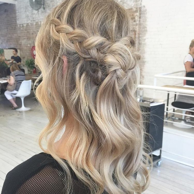 A blonde hairstyle with twists and curls that combine for an elegant and romantic prom hairdo.